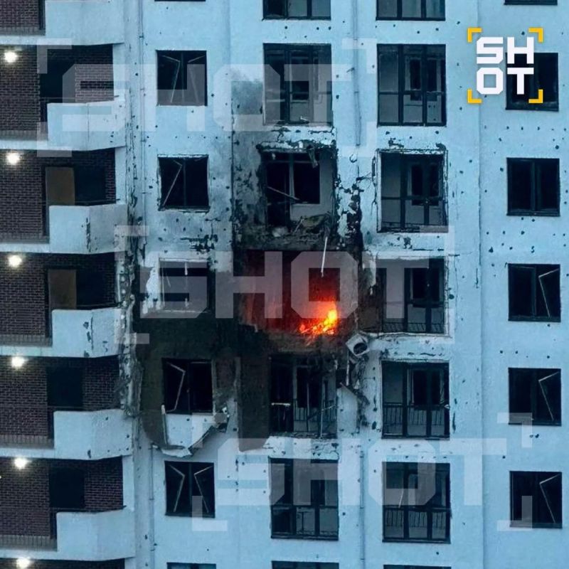 Ночью 3 мая Новороссийск испытал на себе масштабный удар со стороны украинских сил, когда мощный рой дронов обрушился на город, оставив после себя разрушенные многоэтажки и раненых людей. Ночью 3 мая Новороссийск испытал на себе масштабный удар со стороны украинских сил, когда мощный рой дронов обрушился на город, оставив после себя разрушенные многоэтажки и раненых людей.