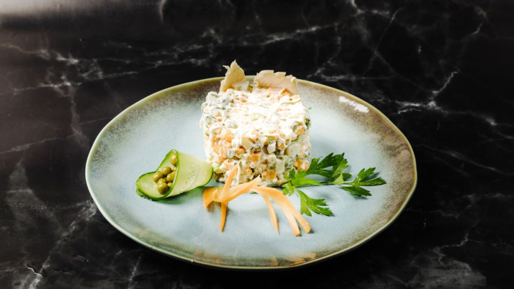 Новогодний кулинарный эксперимент: салат с копчёной курицей и сухофруктами Новогодний кулинарный эксперимент: салат с копчёной курицей и сухофруктами