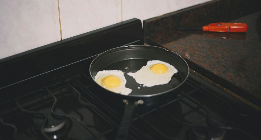 Яичница-глазунья по ГОСТу: как приготовить вкус детства за 3 минуты Яичница-глазунья по ГОСТу: как приготовить вкус детства за 3 минуты