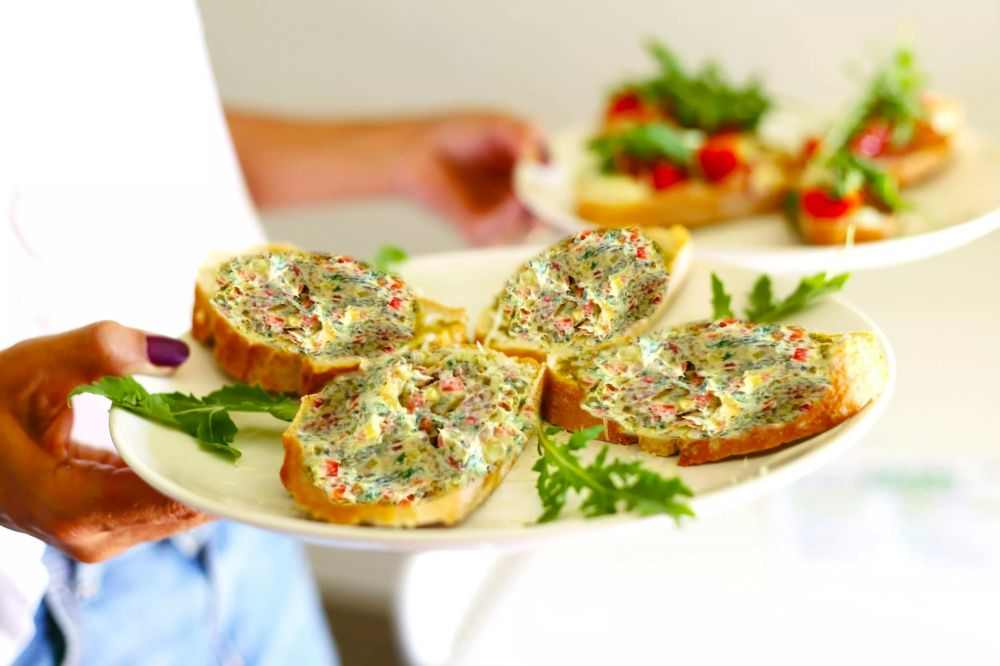 Быстрое бутербродное масло с зеленью и овощами: перекус, который покорит вас! Быстрое бутербродное масло с зеленью и овощами: перекус, который покорит вас!
