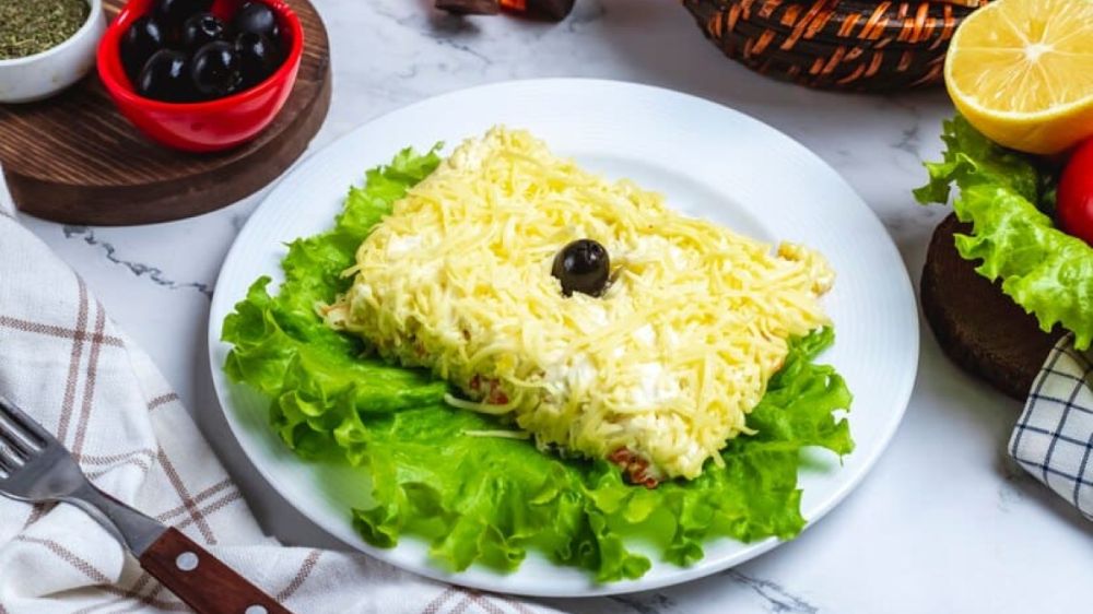 Воздушный слоёный салат с яблоком: новый взгляд на классику Воздушный слоёный салат с яблоком: новый взгляд на классику