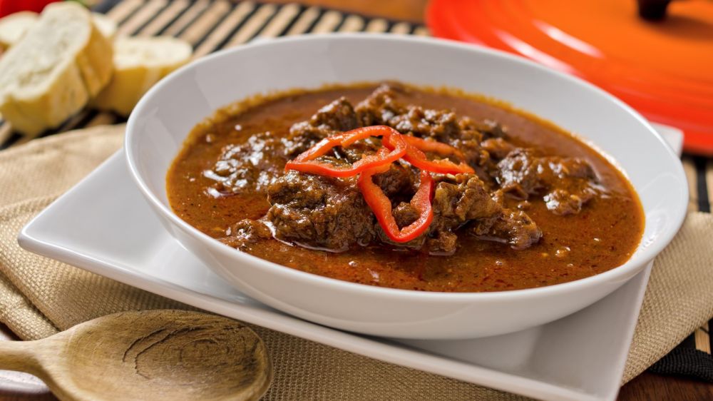 Гуляш из курицы и шампиньонов: как приготовить по-венгерски Гуляш из курицы и шампиньонов: как приготовить по-венгерски