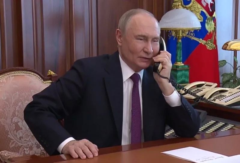Путин поддержал раненого главу района, пообещав ответить на атаки дронов Путин поддержал раненого главу района, пообещав ответить на атаки дронов