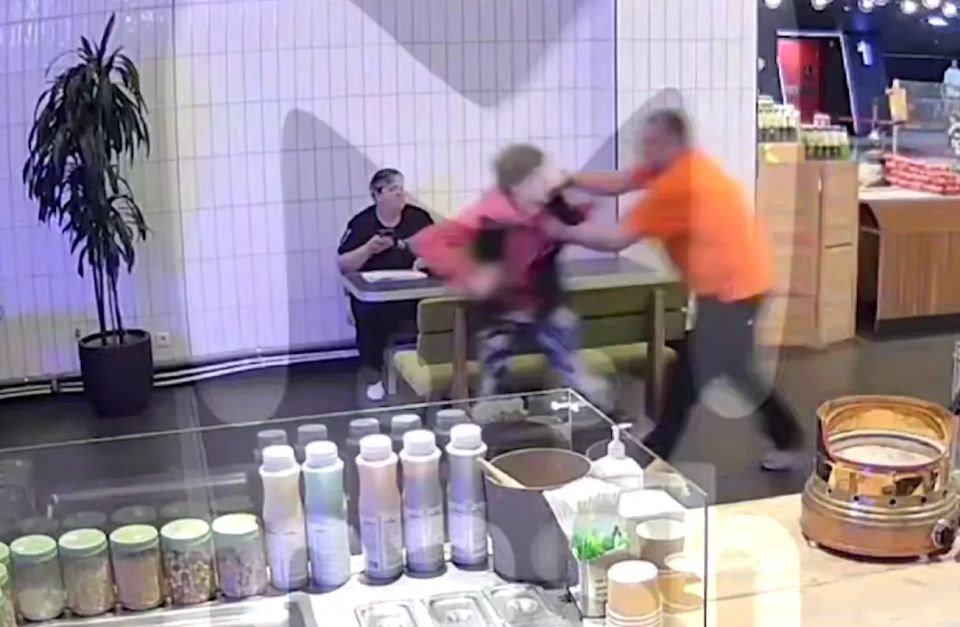 Стрельба в ТРЦ: пьяный хулиган пытался ранить охранника, известного по ролям в сериалах Стрельба в ТРЦ: пьяный хулиган пытался ранить охранника, известного по ролям в сериалах
