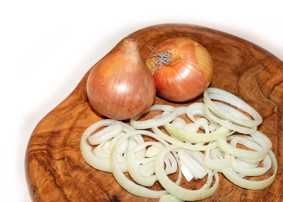 Как замариновать лук без уксуса и лимона: простой и вкусный рецепт Как замариновать лук без уксуса и лимона: простой и вкусный рецепт