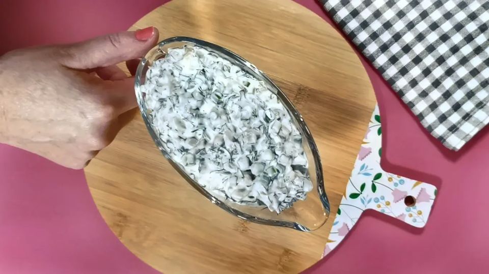 Закуска из селёдки со сметаной: простой рецепт, который удивит вас и ваших гостей Закуска из селёдки со сметаной: простой рецепт, который удивит вас и ваших гостей