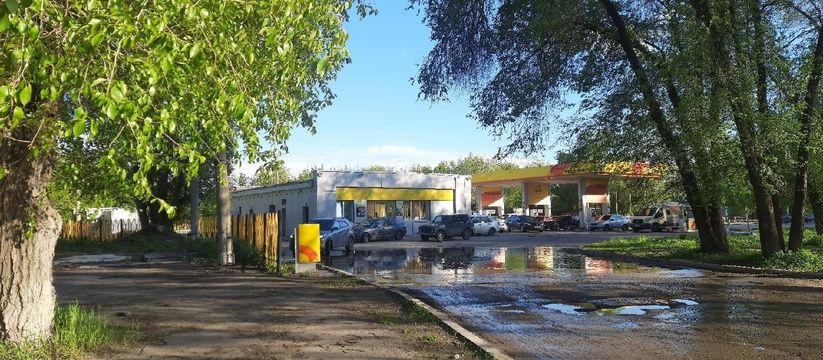 Новые правила на АЗС: почему нельзя наливать бензин в пластиковую бутылку