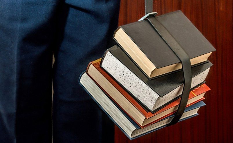 Глаголы в движении: как правильно — «махает» или «машет»?