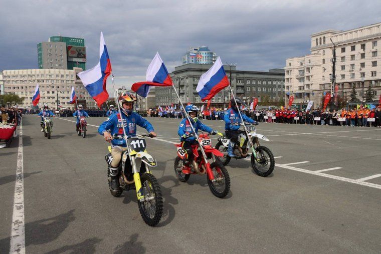 Праздничная эстафета в центре Челябинска собрало более пяти тысяч человек Праздничная эстафета в центре Челябинска собрало более пяти тысяч человек