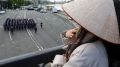 Русский солдат под прицелом восторженных взглядов китайских туристок
