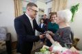Губернатор Челябинской области вручает удостоверение узницы фашизма пенсионерке из Кусы
