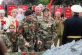 Память и уважение: Южноуральцы отдали дань героям войны у мемориала Вечный огонь