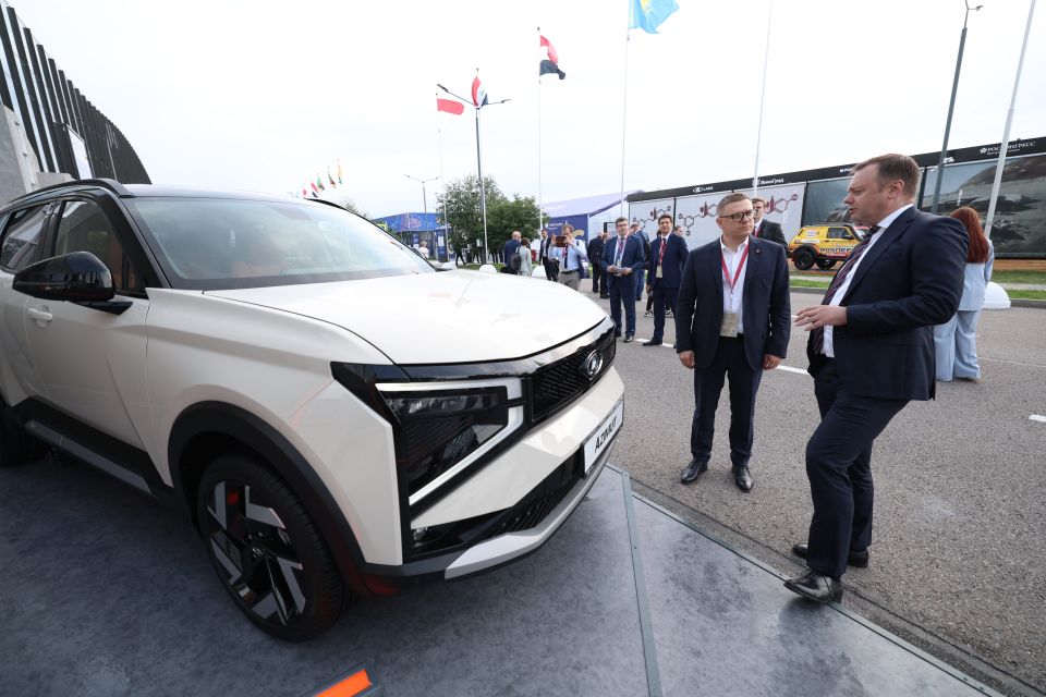 Алексей Текслер ознакомился с особенностями нового кроссовера LADA на ПМЭФ-2025 Алексей Текслер ознакомился с особенностями нового кроссовера LADA на ПМЭФ-2025
