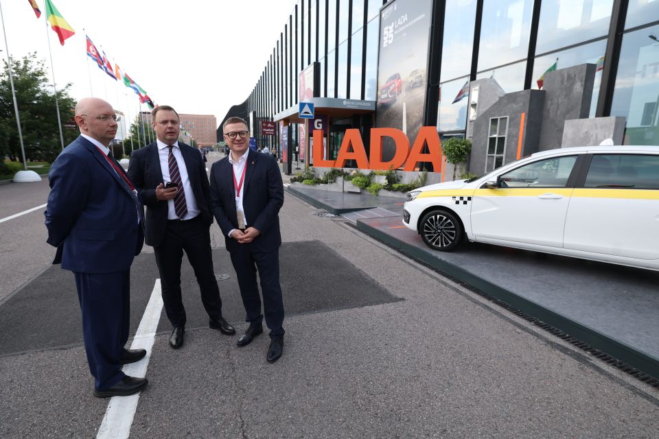 Алексей Текслер ознакомился с особенностями нового кроссовера LADA на ПМЭФ-2025 Алексей Текслер ознакомился с особенностями нового кроссовера LADA на ПМЭФ-2025