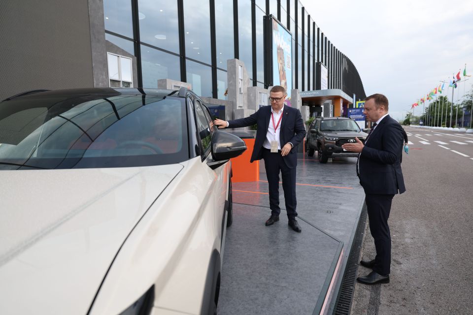 Алексей Текслер ознакомился с особенностями нового кроссовера LADA на ПМЭФ-2025 Алексей Текслер ознакомился с особенностями нового кроссовера LADA на ПМЭФ-2025