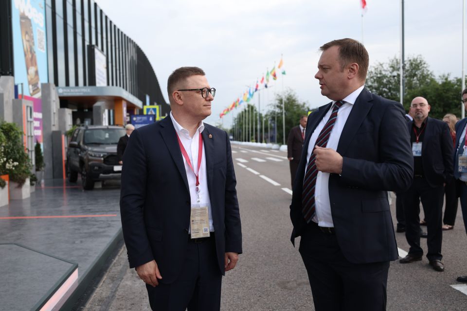 Алексей Текслер ознакомился с особенностями нового кроссовера LADA на ПМЭФ-2025 Алексей Текслер ознакомился с особенностями нового кроссовера LADA на ПМЭФ-2025