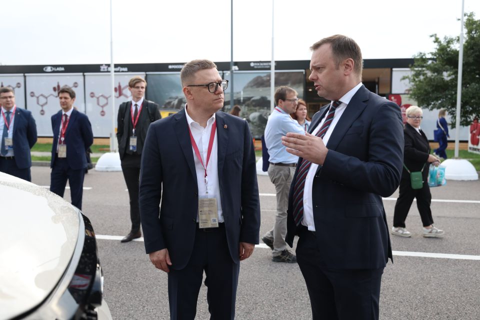 Алексей Текслер ознакомился с особенностями нового кроссовера LADA на ПМЭФ-2025 Алексей Текслер ознакомился с особенностями нового кроссовера LADA на ПМЭФ-2025