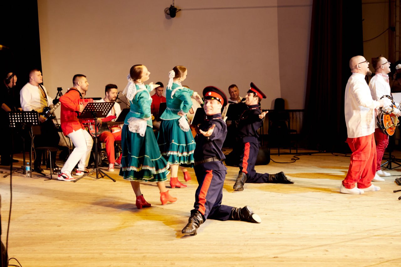 Этно рок концерт «Ой, то не вечер» в рамках проекта «Есть на Волге утёс» стал не просто музыкальным событием прошедшего воскресного вечера — это было возвращение к нашим корням, к тем смыслам, которые передавались из уст в... Этно рок концерт «Ой, то не вечер» в рамках проекта «Есть на Волге утёс» стал не просто музыкальным событием прошедшего воскресного вечера — это было возвращение к нашим корням, к тем смыслам, которые передавались из уст в...