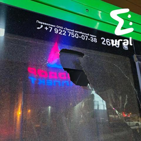 Неизвестные закидали камнями автобус в Челябинске Неизвестные закидали камнями автобус в Челябинске